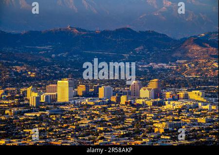 Sonnenuntergang über der Innenstadt von Glendale und den San Gabriel Mountains in Kalifornien Stockfoto