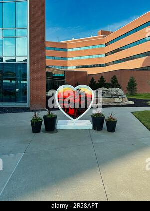 Olathe, Kansas - 1. Juni 2023: Olathe Health Parade of Hearts am Haupteingang Stockfoto