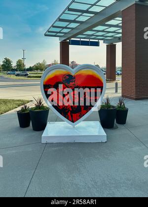 Olathe, Kansas - 1. Juni 2023: Olathe Health Parade of Hearts am Haupteingang Stockfoto