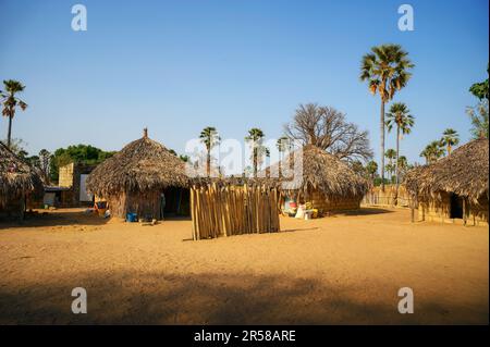 Traditionelles Dorf mit Tonhäusern in Senegal, Afrika Stockfoto