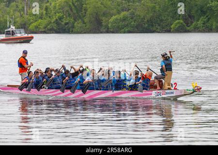 Washington, DC - das DC Dragon Boat Festival auf dem Potomac River. Drachenbootfahren ist eine 2300 Jahre alte chinesische Tradition. Das Washington-Festival ist vorbei Stockfoto