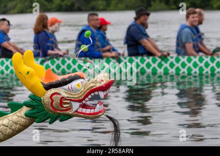 Washington, DC - das DC Dragon Boat Festival auf dem Potomac River. Drachenbootfahren ist eine 2300 Jahre alte chinesische Tradition. Das Washington-Festival ist vorbei Stockfoto