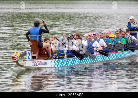 Washington, DC - das DC Dragon Boat Festival auf dem Potomac River. Drachenbootfahren ist eine 2300 Jahre alte chinesische Tradition. Das Washington-Festival ist vorbei Stockfoto