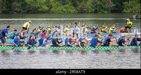 Washington, DC - das DC Dragon Boat Festival auf dem Potomac River. Drachenbootfahren ist eine 2300 Jahre alte chinesische Tradition. Das Washington-Festival ist vorbei Stockfoto