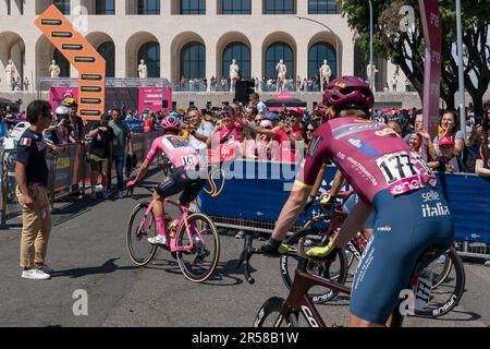 Rom, Italien. Mai 2023. Radfahrer Primoz Roglic aus Slowenien (L), Team Jumbo-Visma und Veljko Stojnic (R) aus Serbien, Team Corratec - Stelle Italia, gesehen während der 106. Ausgabe des Giro d'Italia am Ausgangspunkt im Palazzo della Civiltà Italiana, Rom EUR - Bezirk, Italien, Europa, Europäische Union, EU Stockfoto