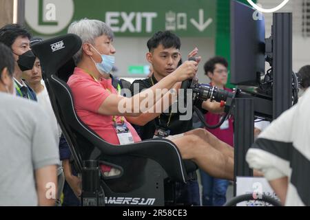 Taipeh, Taiwan. 01. Juni 2023. Eine Person, die ein Computerlenkrad am PNY-Stand auf der COMPUTEX 2023 in Taipei benutzt. Die COMPUTEX-Ausgabe 2023 findet vom 30. Mai bis zum 02. Juni 2023 statt und umfasst über 1.000 Aussteller aus 26 verschiedenen Ländern mit 3000 Ständen, um ihre neuesten Produkte zu präsentieren und Bestellungen mit ausländischen Käufern zu unterzeichnen. Kredit: SOPA Images Limited/Alamy Live News Stockfoto