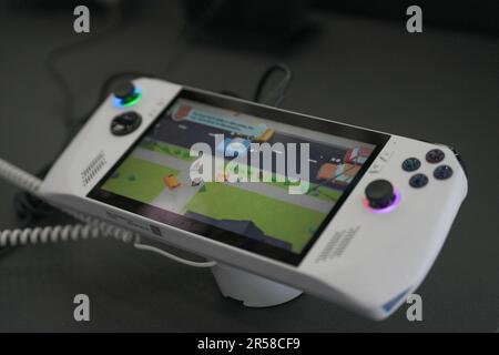 Taipeh, Taiwan. 01. Juni 2023. Die ROG Ally Handheld-Spielekonsole von Asus, die auf der COMPUTEX 2023 in Taipei gezeigt wurde. Die COMPUTEX-Ausgabe 2023 findet vom 30. Mai bis zum 02. Juni 2023 statt und umfasst über 1.000 Aussteller aus 26 verschiedenen Ländern mit 3000 Ständen, um ihre neuesten Produkte zu präsentieren und Bestellungen mit ausländischen Käufern zu unterzeichnen. Kredit: SOPA Images Limited/Alamy Live News Stockfoto