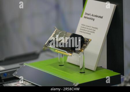 Taipeh, Taiwan. 01. Juni 2023. Die Smart-Netzwerkkarte ConnectX-7 SmartNIC wird auf der COMPUTEX 2023 in Taipei angezeigt. Die COMPUTEX-Ausgabe 2023 findet vom 30. Mai bis zum 02. Juni 2023 statt und umfasst über 1.000 Aussteller aus 26 verschiedenen Ländern mit 3000 Ständen, um ihre neuesten Produkte zu präsentieren und Bestellungen mit ausländischen Käufern zu unterzeichnen. Kredit: SOPA Images Limited/Alamy Live News Stockfoto