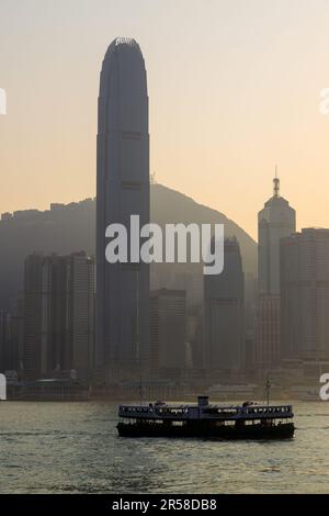 Hongkong - 28. Februar 2023: Blick auf die Skyline von Hongkong vom Tsim Sha Tsui-Viertel in Kowloon mit Victoria Harbour. Stockfoto
