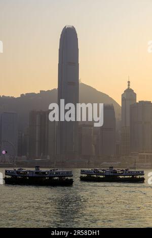 Hongkong - 28. Februar 2023: Blick auf die Skyline von Hongkong vom Tsim Sha Tsui-Viertel in Kowloon mit Victoria Harbour. Stockfoto