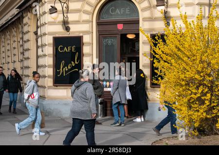 wien, österreich - 01. April 2023 vor dem Coffee Shop, einem traditionellen Wiener Coffee Shop. Abends Stockfoto