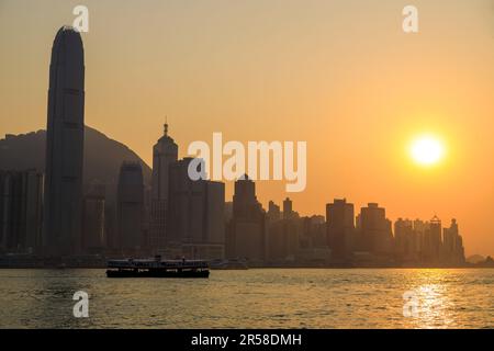Hongkong - 28. Februar 2023: Blick auf die Skyline von Hongkong vom Tsim Sha Tsui-Viertel in Kowloon mit Victoria Harbour. Stockfoto