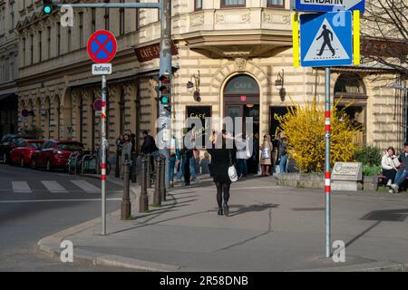 wien, österreich - 01. April 2023 vor dem Coffee Shop, einem traditionellen Wiener Coffee Shop. Abends Stockfoto