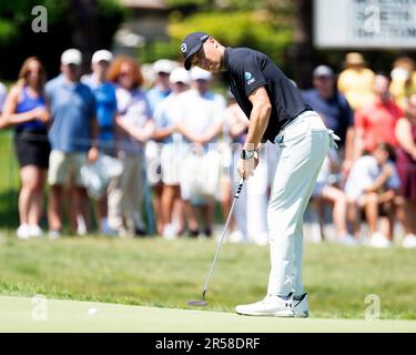 Dublin, Ohio, USA. 1. Juni 2023. Jordan Spieth (USA) setzt beim Memorial Tournament in Dublin, Ohio, auf das 7. Loch. Brent Clark/Cal Sport Media (Kreditbild: © Brent Clark/Cal Sport Media). Kredit: csm/Alamy Live News Stockfoto