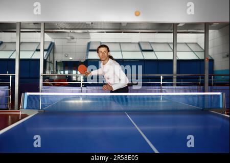 Junge Tischtennisspieler im Sportclub Stockfoto