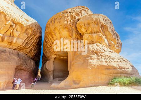 Tourist in Siq Passage in Jabal Ithlib Diwan verstecktes nabatäisches Grab, Al Ula, Saudi-Arabien Stockfoto