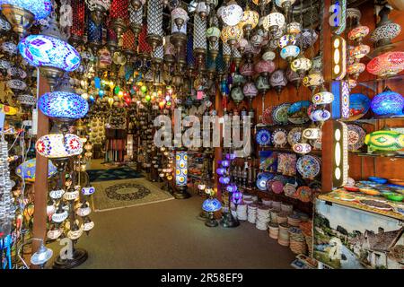 Singapur City, Singapur - 24. Februar 2023: Einzelhandelsgeschäft auf der Arab Street in Singapur. Die Arab Street ist ein Gebiet in Singapur. Es war früher der Name A Stockfoto