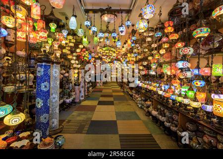 Singapur City, Singapur - 24. Februar 2023: Einzelhandelsgeschäft auf der Arab Street in Singapur. Die Arab Street ist ein Gebiet in Singapur. Es war früher der Name A Stockfoto