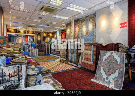 Singapur City, Singapur - 24. Februar 2023: Einzelhandelsgeschäft auf der Arab Street in Singapur. Die Arab Street ist ein Gebiet in Singapur. Es war früher der Name A Stockfoto