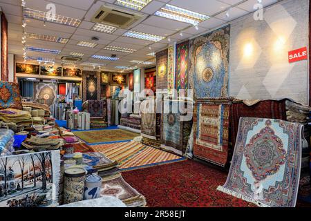 Singapur City, Singapur - 24. Februar 2023: Einzelhandelsgeschäft auf der Arab Street in Singapur. Die Arab Street ist ein Gebiet in Singapur. Es war früher der Name A Stockfoto