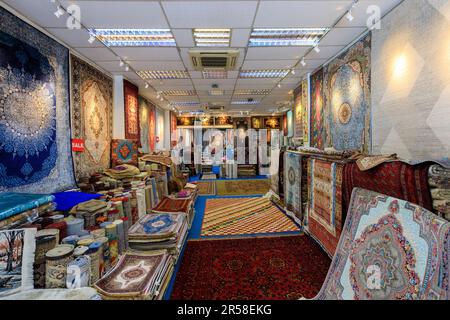 Singapur City, Singapur - 24. Februar 2023: Einzelhandelsgeschäft auf der Arab Street in Singapur. Die Arab Street ist ein Gebiet in Singapur. Es war früher der Name A Stockfoto