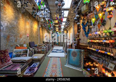 Singapur City, Singapur - 24. Februar 2023: Einzelhandelsgeschäft auf der Arab Street in Singapur. Die Arab Street ist ein Gebiet in Singapur. Es war früher der Name A Stockfoto