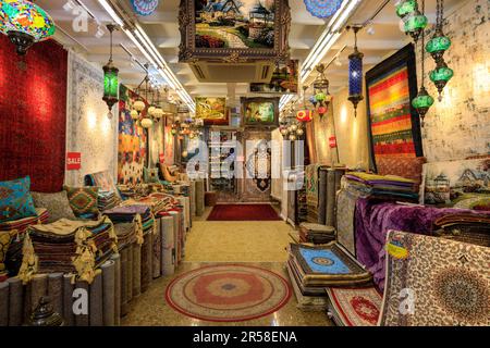 Singapur City, Singapur - 24. Februar 2023: Einzelhandelsgeschäft auf der Arab Street in Singapur. Die Arab Street ist ein Gebiet in Singapur. Es war früher der Name A Stockfoto
