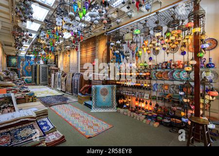 Singapur City, Singapur - 24. Februar 2023: Einzelhandelsgeschäft auf der Arab Street in Singapur. Die Arab Street ist ein Gebiet in Singapur. Es war früher der Name A Stockfoto