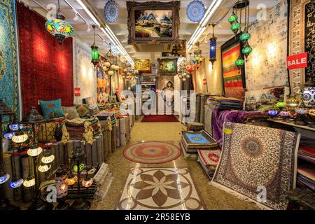 Singapur City, Singapur - 24. Februar 2023: Einzelhandelsgeschäft auf der Arab Street in Singapur. Die Arab Street ist ein Gebiet in Singapur. Es war früher der Name A Stockfoto
