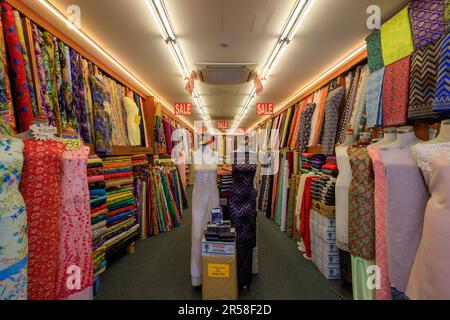 Singapur City, Singapur - 24. Februar 2023: Einzelhandelsgeschäft auf der Arab Street in Singapur. Die Arab Street ist ein Gebiet in Singapur. Es war früher der Name A Stockfoto