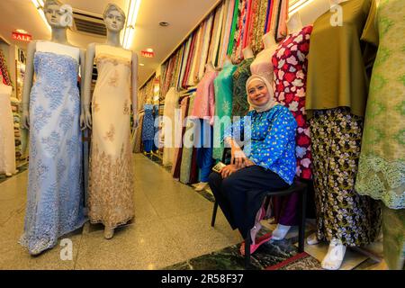 Singapur City, Singapur - 24. Februar 2023: Einzelhandelsgeschäft auf der Arab Street in Singapur. Die Arab Street ist ein Gebiet in Singapur. Es war früher der Name A Stockfoto