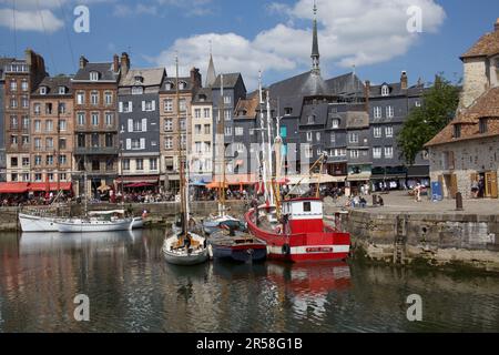 Das Vieux Bassin im Port de Honfleur, dem Hafen der normannischen Stadt Honfleur, Normandie Frankreich Stockfoto