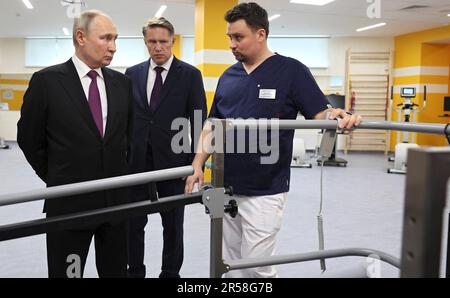 Posolsk, Russland. 01. Juni 2023. Der russische Präsident Wladimir Putin, Left, führt das Bundeszentrum für Kinderrehabilitation des Russischen Kinderkrankenhauses mit Gesundheitsminister Michail Murashko, Zentrum, 1. Juni 2023 in Podolsk, Oblast Moskau, Russland. Kredit: Gavriil Grigorov/Kreml Pool/Alamy Live News Stockfoto