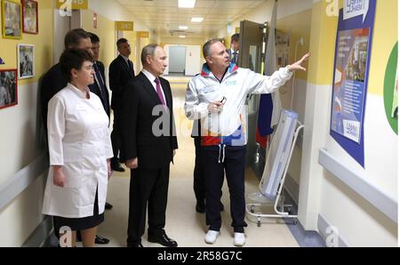 Posolsk, Russland. 01. Juni 2023. Russischer Präsident Wladimir Putin, Zentrum, führt das Bundeszentrum für Kinderrehabilitation der Russischen Kinderklinik mit Gesundheitsminister Michail Murashko, Zentrum, Links, 1. Juni 2023 in Podolsk, Oblast Moskau, Russland. Kredit: Gavriil Grigorov/Kreml Pool/Alamy Live News Stockfoto