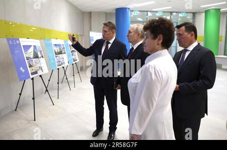 Posolsk, Russland. 01. Juni 2023. Der russische Präsident Wladimir Putin, 2. links, hört sich eine Präsentation des Gesundheitsministers Michail Murashko, Left, an, bevor er das Bundeszentrum für Kinderrehabilitation der Russischen Kinderklinik, 1. Juni 2023 in Podolsk, Oblast Moskau, Russland, besucht. Zu Putin kommen die Krankenhausdirektorin Yelena Petryaykina, 2. rechts, und Moskauer Regionalgouverneur Andrei Vorobyov, rechts. Kredit: Gavriil Grigorov/Kreml Pool/Alamy Live News Stockfoto