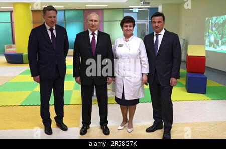 Posolsk, Russland. 01. Juni 2023. Der russische Präsident Wladimir Putin, 2. links, posiert mit Gesundheitsminister Michail Murashko, links, Krankenhausdirektorin Yelena Petryaykina, 2. rechts, und Moskauer Regionalgouverneur Andrei Vorobyov, rechts, nach einer Besichtigung des Bundeskinderrehabilitationszentrums der russischen Kinderklinik, 1. Juni 2023 in Podolsk, Oblast Moskau, Russland. Kredit: Gavriil Grigorov/Kreml Pool/Alamy Live News Stockfoto