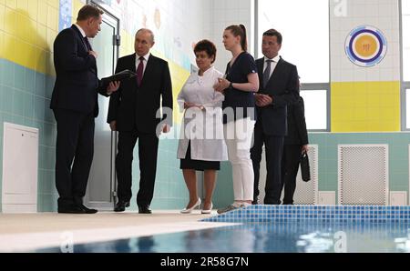 Posolsk, Russland. 01. Juni 2023. Der russische Präsident Wladimir Putin, 2. Links, führt die Hydrotherapie-Einheit des Bundeskinderrehabilitation-Zentrums am russischen Kinderkrankenhaus mit Gesundheitsminister Michail Murashko, links, und Moskauer Regionalgouverneur Andrei Vorobyov, rechts, 1. Juni 2023 in Podolsk, Oblast Moskau, Russland. Kredit: Gavriil Grigorov/Kreml Pool/Alamy Live News Stockfoto