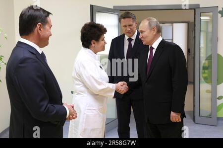 Posolsk, Russland. 01. Juni 2023. Der russische Präsident Wladimir Putin trifft die Krankenhausdirektorin Jelena Petryaykina, bevor er das Federal Children's Rehabilitation Centre der Russischen Kinderklinik, 1. Juni 2023 in Podolsk, Oblast Moskau, Russland, besucht. Zu Putin gehören der Gesundheitsminister Michail Murashko, 2. rechts, und der Gouverneur der Moskauer Region Andrei Vorobyov, links. Kredit: Gavriil Grigorov/Kreml Pool/Alamy Live News Stockfoto