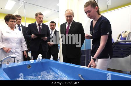 Posolsk, Russland. 01. Juni 2023. Russischer Präsident Wladimir Putin, 2. rechts, führt die Hydrotherapieeinheit des Bundeskinderrehabilitationszentrums am russischen Kinderkrankenhaus mit Gesundheitsminister Michail Murashko, Zentrum, und Moskauer Regionalgouverneur Andrei Vorobyov, Mitte rechts, 1. Juni 2023 in Podolsk, Oblast Moskau, Russland. Kredit: Gavriil Grigorov/Kreml Pool/Alamy Live News Stockfoto