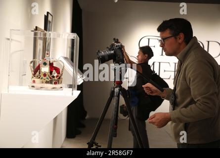 1. Juni 2023, New York City, New York, USA: Pressefoto Freddie Mercury's Signature Crown, gesehen auf der Ausstellung „˜Freddie Mercury A World of His Own“ in den Sotheby's New York Galleries. Die Krone wurde von Diana Mosely entworfen und während der „˜Magic“-Tour vom 7. Juni bis 9. August 1986 getragen. Die Krone wird sich schätzungsweise zwischen $37.400 und 49,800 verkaufen. (Kreditbild: © Nancy Kaszerman/ZUMA Press Wire) NUR REDAKTIONELLE VERWENDUNG! Nicht für den kommerziellen GEBRAUCH! Stockfoto