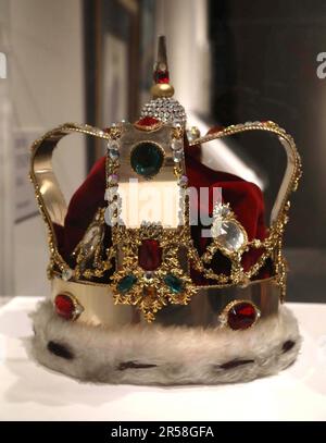 1. Juni 2023, New York City, New York, USA: Ein Blick auf Freddie Mercury's Signature Crown, gesehen auf der Ausstellung „˜Freddie Mercury A World of His Own“ in den Sotheby's New York Galleries. Die Krone wurde von Diana Mosely entworfen und während der „˜Magic“-Tour vom 7. Juni bis 9. August 1986 getragen. Die Krone wird sich schätzungsweise zwischen $37.400 und 49,800 verkaufen. (Kreditbild: © Nancy Kaszerman/ZUMA Press Wire) NUR REDAKTIONELLE VERWENDUNG! Nicht für den kommerziellen GEBRAUCH! Stockfoto