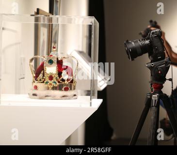 1. Juni 2023, New York City, New York, USA: Pressefoto Freddie Mercury's Signature Crown, gesehen auf der Ausstellung „˜Freddie Mercury A World of His Own“ in den Sotheby's New York Galleries. Die Krone wurde von Diana Mosely entworfen und während der „˜Magic“-Tour vom 7. Juni bis 9. August 1986 getragen. Die Krone wird sich schätzungsweise zwischen $37.400 und 49,800 verkaufen. (Kreditbild: © Nancy Kaszerman/ZUMA Press Wire) NUR REDAKTIONELLE VERWENDUNG! Nicht für den kommerziellen GEBRAUCH! Stockfoto