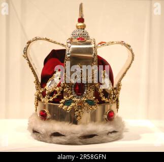 1. Juni 2023, New York City, New York, USA: Ein Blick auf Freddie Mercury's Signature Crown, gesehen auf der Ausstellung „˜Freddie Mercury A World of His Own“ in den Sotheby's New York Galleries. Die Krone wurde von Diana Mosely entworfen und während der „˜Magic“-Tour vom 7. Juni bis 9. August 1986 getragen. Die Krone wird sich schätzungsweise zwischen $37.400 und 49,800 verkaufen. (Kreditbild: © Nancy Kaszerman/ZUMA Press Wire) NUR REDAKTIONELLE VERWENDUNG! Nicht für den kommerziellen GEBRAUCH! Stockfoto