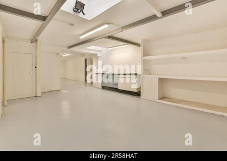 Ein leerer Raum mit weißen Wänden und grauen Böden, es ist niemand im Raum zu sehen Stockfoto
