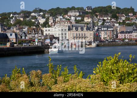 Stadt Trouville, die bei Flut und Mündung des Touques über den Hafen von Deauville, Normandie Frankreich, zu sehen ist Stockfoto