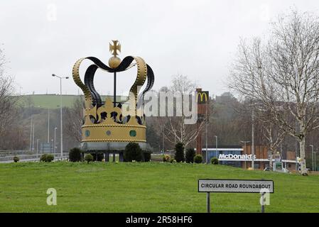 Kronenskulptur am Kreisverkehr Circular Road in Larne Stockfoto