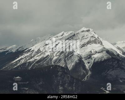 Blick vom Sulphur Mountain in Richtung einer nebligen Landschaft in Banff, Alberta, Kanada Stockfoto