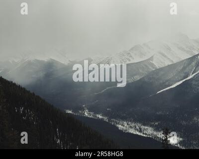 Blick vom Sulphur Mountain in Richtung einer nebligen Landschaft in Banff, Alberta, Kanada Stockfoto