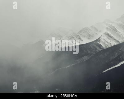 Blick vom Sulphur Mountain in Richtung einer nebligen Landschaft in Banff, Alberta, Kanada Stockfoto