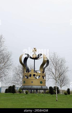 Kronenskulptur am Kreisverkehr Circular Road in Larne Stockfoto